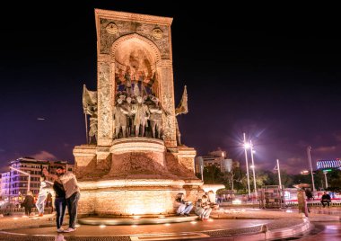 Uzun pozlama veya yavaş çekim hızı ve Taksim Meydanı, Istanbul,Turkey.29 Nisan 2018 yılında popüler bir hedef üzerinde bulanık görüntü: Cumhuriyet Anıtı