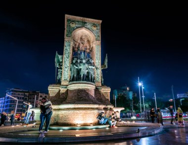 Uzun pozlama veya yavaş çekim hızı ve Taksim Meydanı, Istanbul,Turkey.29 Nisan 2018 yılında popüler bir hedef üzerinde bulanık görüntü: Cumhuriyet Anıtı