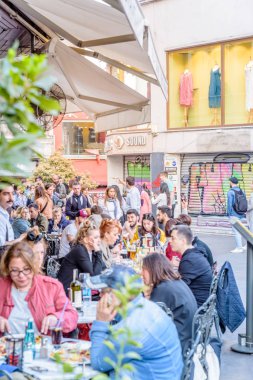 Kimliği belirsiz kişi oturup bir kafe nearf Galata Kulesi, Galata, Karaköy, Istanbul, Türkiye.29 bir Ortaçağ taş kule Nisan 2018