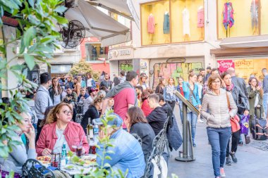 Kimliği belirsiz kişi oturup bir kafe nearf Galata Kulesi, Galata, Karaköy, Istanbul, Türkiye.29 bir Ortaçağ taş kule Nisan 2018