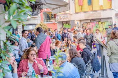Kimliği belirsiz kişi oturup bir kafe nearf Galata Kulesi, Galata, Karaköy, Istanbul, Türkiye.29 bir Ortaçağ taş kule Nisan 2018