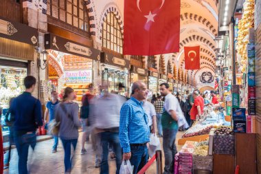 Yavaş çekim hızı ve bulanık görüntü: tanımlanamayan insanlar yürümek baharat veya Mısır Çarşısı, ünlü bir Nisan 2018 Istanbul,Turkey.29 karmaşık alışveriş kapsamındaki