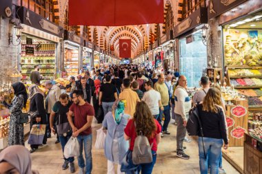 Baharat veya Mısır Çarşısı, Istanbul,Turkey.29 Nisan 2018 yılında ünlü kapalı alışveriş kompleksi kimliği belirsiz insanlar yürümek