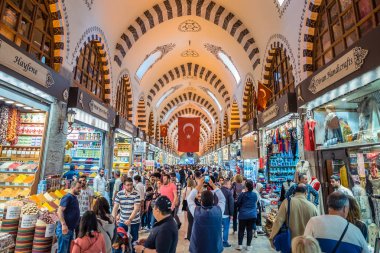 Baharat veya Mısır Çarşısı, Istanbul,Turkey.29 Nisan 2018 yılında ünlü kapalı alışveriş kompleksi kimliği belirsiz insanlar yürümek