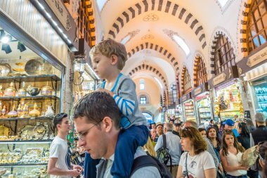 Kimliği belirsiz oğlu baharat ya da Mısır Çarşısı, Istanbul,Turkey.29 Nisan 2018 yılında ünlü kapalı alışveriş kompleksi omzundan sürdürmektedir