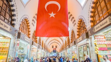 Baharat veya Mısır Çarşısı, Istanbul,Turkey.29 Nisan 2018 yılında ünlü kapalı alışveriş kompleksi kimliği belirsiz insanlar yürümek