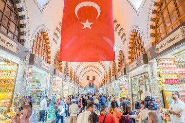 Baharat veya Mısır Çarşısı, Istanbul,Turkey.29 Nisan 2018 yılında ünlü kapalı alışveriş kompleksi kimliği belirsiz insanlar yürümek