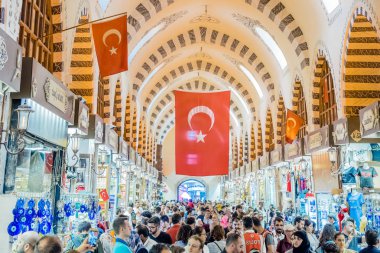 Baharat veya Mısır Çarşısı, Istanbul,Turkey.29 Nisan 2018 yılında ünlü kapalı alışveriş kompleksi kimliği belirsiz insanlar yürümek