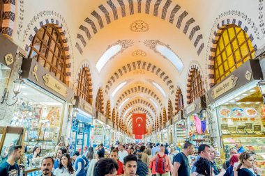 Baharat veya Mısır Çarşısı, Istanbul,Turkey.29 Nisan 2018 yılında ünlü kapalı alışveriş kompleksi kimliği belirsiz insanlar yürümek