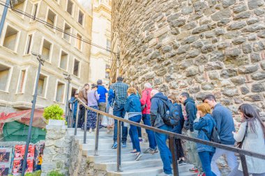 Kimliği belirsiz kişi beklemek Galata Kulesi, Galata, Karaköy, Istanbul, Türkiye.29 bir Ortaçağ taş kule girmek için bir sıra Nisan 2018
