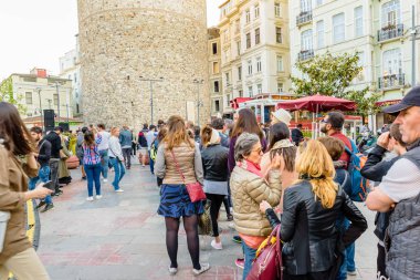 Kimliği belirsiz kişi beklemek Galata Kulesi, Galata, Karaköy, Istanbul, Türkiye.29 bir Ortaçağ taş kule girmek için bir sıra Nisan 2018