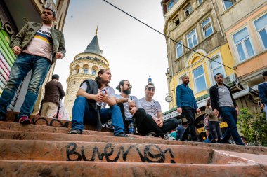 Kimliği belirsiz kişi önünde Galata Kulesi, Galata, Karaköy, Istanbul, Türkiye.29 bir Ortaçağ taş kule resim çekmek Nisan 2018