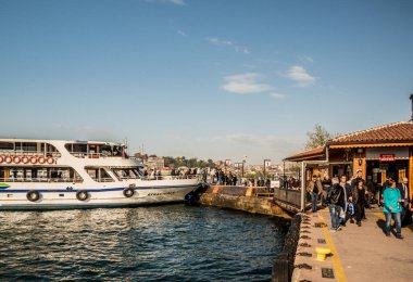 Kadıköy, Üsküdar veya Besiktas.Istanbul,Turkey,April 20,2017 gidiş geleneksel genel feribot için tarihi Karaköy İskele görünümünü