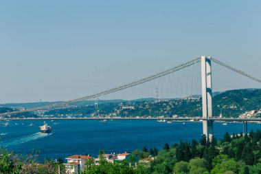 Manzara görünümü 15 Temmuz şehit köprü ya da gayri resmi olarak Boğaziçi Köprüsü olarak da adlandırılır ilk köprü boğaz Istanbul,Turkey.09 Fethi Paşa Parkı'ndan mavi gökyüzü ile Mayıs 2015