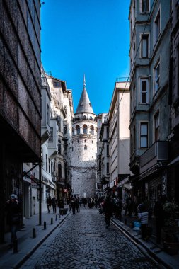 Galata Tower(Turkish: Galata Kulesi) ile eski dar sokak görünümünü İsa Kulesi Cenovalılar tarafından ünlü ortaçağ simgesel yapı mimari Istanbul, Turkey.Istanbul/Turkey-11 Mart 2017'denilen