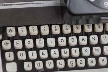 Antika daktilo. Vintage daktilo makinesi Closeup.Details eski bir retro daktilo, vintage tarzı, tozlu yüzeyler.