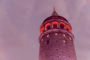 Gece görünümdür Galata Tower(Turkish: Galata Kulesi) (Galata Kulesih) günümüzdekine yapıya üzerinde bir ortaçağ ünlü dönüm noktası taş kule mimari, Beyoğlu, Istanbul.Istanbul/Turkey-Şubat 18,2017