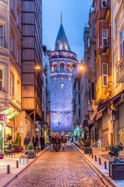 Eski dar sokak gece görünümü Galata Tower(Turkish: Galata Kulesi) ile İsa Kulesi Cenovalılar tarafından ünlü ortaçağ simgesel yapı mimari Istanbul, Turkey.Istanbul/Turkey-11 Mart 2017'denilen