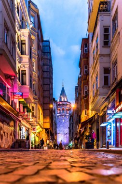 Eski dar sokak gece görünümü Galata Tower(Turkish: Galata Kulesi) ile İsa Kulesi Cenovalılar tarafından ünlü ortaçağ simgesel yapı mimari Istanbul, Turkey.Istanbul/Turkey-11 Mart 2017'denilen