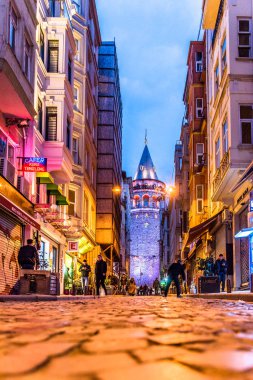 Eski dar sokak gece görünümü Galata Tower(Turkish: Galata Kulesi) ile İsa Kulesi Cenovalılar tarafından ünlü ortaçağ simgesel yapı mimari Istanbul, Turkey.Istanbul/Turkey-11 Mart 2017'denilen