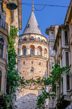 Kimliği belirsiz kişi Galata Kulesi, Beyoğlu, Istanbul.29 Nisan 2018 yılında bir ortaçağ ünlü dönüm noktası taş kule mimari üstündeki tadını çıkarın