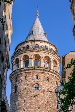 Kimliği belirsiz kişi Galata Kulesi, Beyoğlu, Istanbul.29 Nisan 2018 yılında bir ortaçağ ünlü dönüm noktası taş kule mimari üstündeki tadını çıkarın