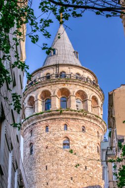 Kimliği belirsiz kişi Galata Kulesi, Beyoğlu, Istanbul.29 Nisan 2018 yılında bir ortaçağ ünlü dönüm noktası taş kule mimari üstündeki tadını çıkarın