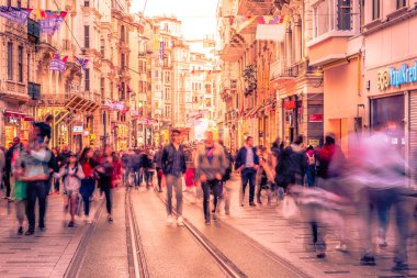 Uzun pozlama veya yavaş çekim hızı ve bulanık görüntü: tanımlanamayan insanlar yürümek, Istiklal Caddesi, Istanbul,Turkey.29 Nisan 2018 yılında popüler hedef