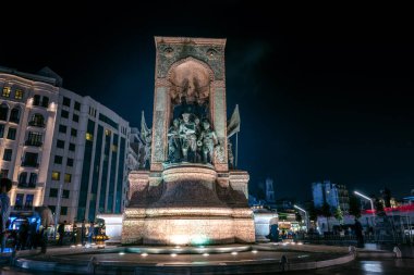 Uzun pozlama veya yavaş çekim hızı ve Taksim Meydanı, Istanbul,Turkey.29 Nisan 2018 yılında popüler bir hedef üzerinde bulanık görüntü: Cumhuriyet Anıtı