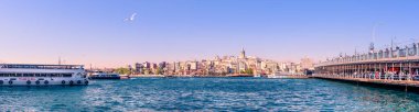 Manzara panoramik Galata Kulesi, Galata Köprüsü ve Boğaz'ın mavi gökyüzünde Istanbul,Turkey.29 Nisan 2018