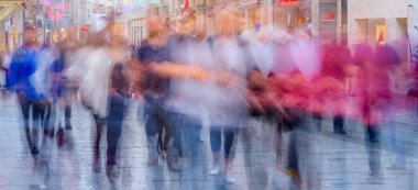 Uzun pozlama veya yavaş çekim hızı ve bulanık görüntü: tanımlanamayan insanlar yürümek, Istiklal Caddesi, Istanbul, Türkiye'de popüler hedef.