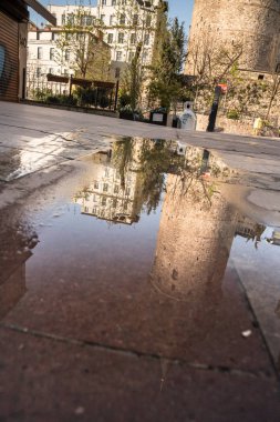  Su yansıma Galata Tower(Turkish: Galata Kulesi) (Galata Kulesi) günümüzdekine yapıya olduğunu bir ortaçağ ünlü dönüm noktası taş kule mimari, Beyoğlu, Istanbul, Türkiye, Şubat ayında 18,2017.
