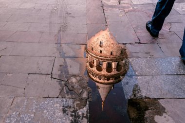  Su yansıma Galata Tower(Turkish: Galata Kulesi) (Galata Kulesi) günümüzdekine yapıya olduğunu bir ortaçağ ünlü dönüm noktası taş kule mimari, Beyoğlu, Istanbul, Türkiye, Şubat ayında 18,2017.