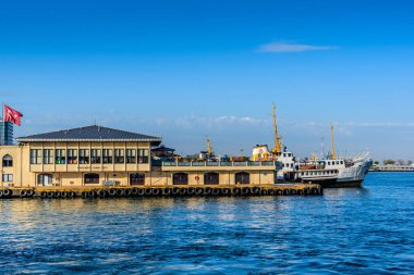 Geleneksel kamu feribot Eminönü gidiş için tarihsel Kadıköy iskele görünümünü veya veya Besiktas.Istanbul,Turkey,April 20,2017