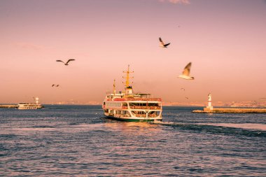 Geleneksel kamu feribot Kadıköy Eminönü iskeleye gidiyor. Istanbul, Türkiye, Nisan 20,2017