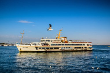 Geleneksel kamu feribot Kadıköy Eminönü iskeleye gidiyor. Istanbul, Türkiye, Nisan 20,2017