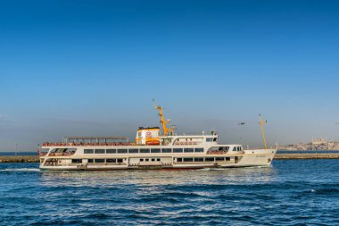Geleneksel kamu feribot Kadıköy Eminönü iskeleye gidiyor. Istanbul, Türkiye, Nisan 20,2017