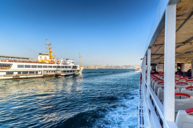 Geleneksel kamu feribot Kadıköy Eminönü iskeleye gidiyor. Istanbul, Türkiye, Nisan 20,2017