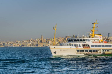 Geleneksel kamu feribot Kadıköy Eminönü iskeleye gidiyor. Istanbul, Türkiye, Nisan 20,2017