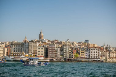 Geleneksel kamu feribot gidiş pası kızlık Tower yakınındaki Kadıköy Eminönü iskelesi için. Istanbul, Türkiye, Nisan 20,2017