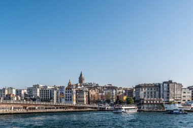 Geleneksel kamu feribot gidiş pası kızlık Tower yakınındaki Kadıköy Eminönü iskelesi için. Istanbul, Türkiye, Nisan 20,2017