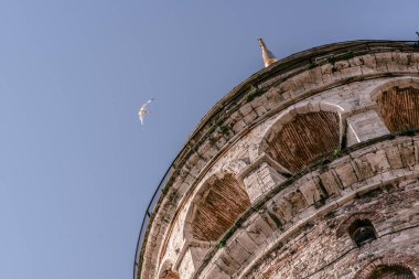 Galata Tower(Turkish: Galata Kulesi) görünümünü İsa Kulesi cenovalılar tarafından ünlü Ortaçağ Simgesel Yapı Mimarlık, Istanbul, Türkiye, Şubat 18,2017.Copy alanı düzenlemek için aradı.