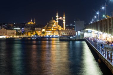 Istanbul,Turkey.08 Temmuz 2015 sonra ışık parkurları ile uzun atış pozlama Yeni(New) Camii, Eminönü ve Galata Köprüsü