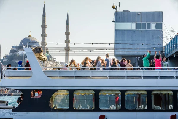 Niet Geïdentificeerde Mensen Genieten Veerboot Met Nieuwe Moskee Weergave Achtergrond — Stockfoto