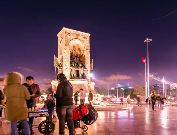 Lange Blootstelling Langzame Sluitertijd Wazig Beeld Republiek Monument Het Taksim — Stockfoto