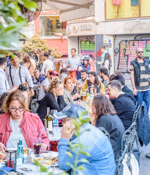 Niet Geïdentificeerde Mensen Zitten Een Café Nearf Galata Tower Een — Stockfoto
