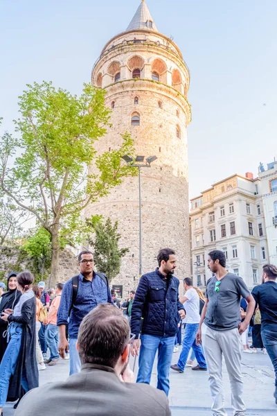 Niezidentyfikowanych Ludzi Zrobić Zdjęcie Przed Wieży Galata Średniowieczne Kamienna Wieża — Zdjęcie stockowe