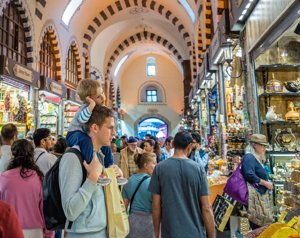 불명된 향신료 이집트 Istanbul Turkey 2018에에서 유명한 어깨에 아들을 — 스톡 사진