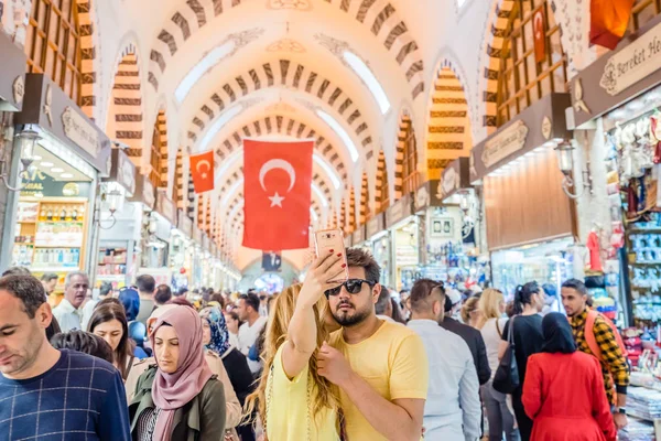 Kimliği Belirsiz Kişi Selfie Baharat Veya Mısır Çarşısı Istanbul Turkey — Stok fotoğraf