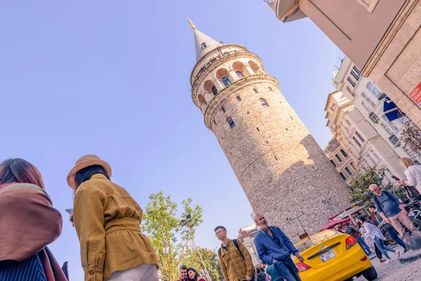 Pessoas Não Identificadas Caminham Perto Torre Galata Uma Torre Pedra — Fotografia de Stock